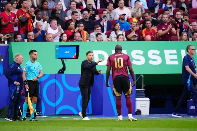 Tedesco, Belçika'nın forvet oyuncusu Lukaku'ya taktik veriyor