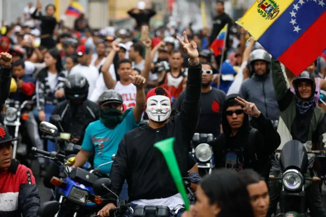 Manifestante mascarado em ato contra reeleição de Maduro na Venezuela