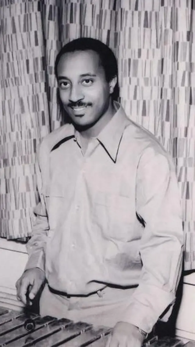 Mulaatuu Astaaxiqee yeroo dargaggummaatti vibraafoonii bira yoo dhaabbatu