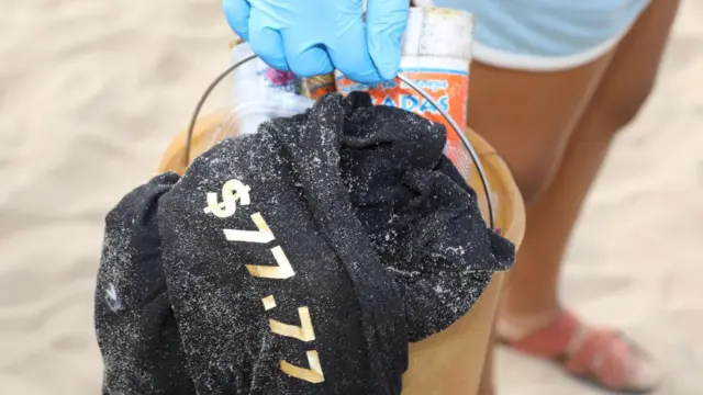 Sampah pakaian ditempukan di pantai.