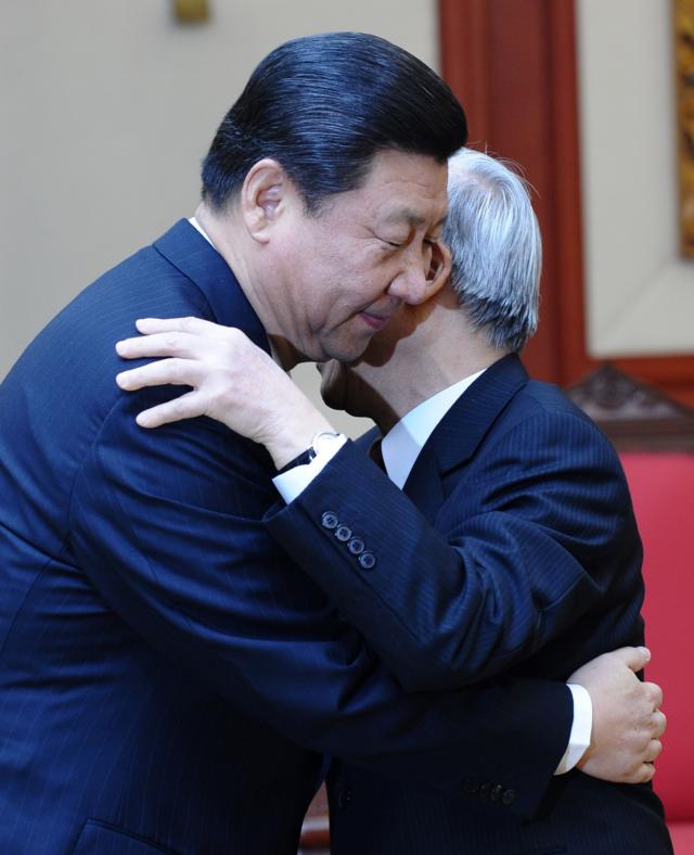 Tổng Bí thư Đảng CSVN ôm lãnh đạo Trung Quốc Tập Cận Bình tại Hà Nội vào năm 2011. Vào năm 2023, Việt Nam đồng ý tham gia "cộng đồng chia sẻ tương lai", một sáng kiến do Trung Quốc đề xuất.