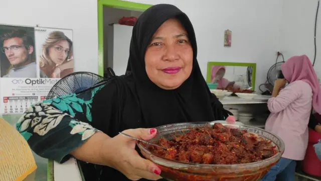 Ratna Doka, pemilik Rumah Makan (RM) Yoana di Jalan Teuku Umar, Kecamatan Kota Selatan, Kota Gorontalo.