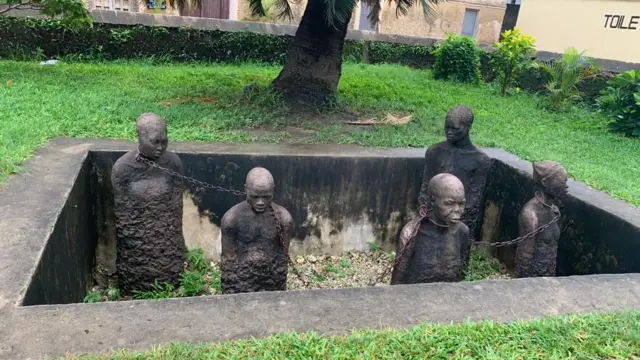 የባሮች ክፍት ገበያ የባሪያዎችን ስቃይ የሚያሳይ በካቴና እና በሰንሰለት የተጠፈሩ ሃውልቶች