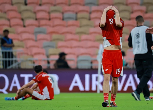 Thom Haye dan Miliano Jonathans tampak lesu setelah pertandingan melawan Irak.