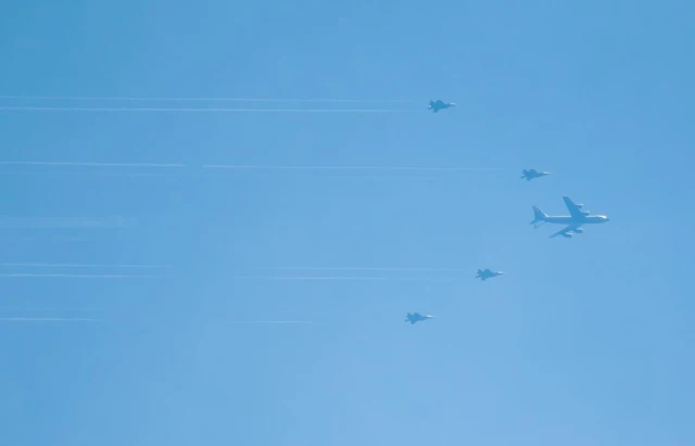 Истребители США в небе над Англией900