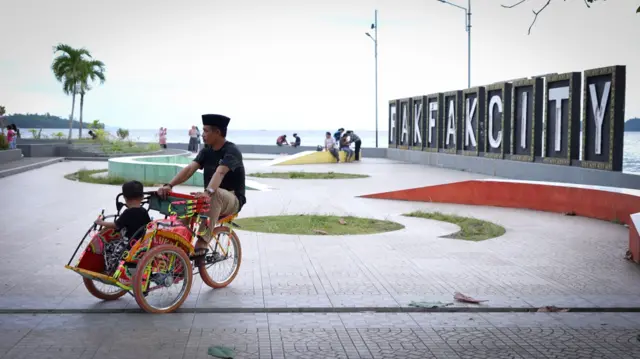 Satu tungku tiga batu, Papua, Fakfak