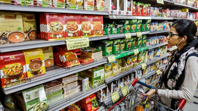 அதிகம் விற்பனையாகக்கூடிய நுகர்பொருட்களில் இந்த வரி குறைப்பின் பலன், பணமாக நுகர்வோருக்குக் கிடைக்காது என்கிறார் அதிகாரி.