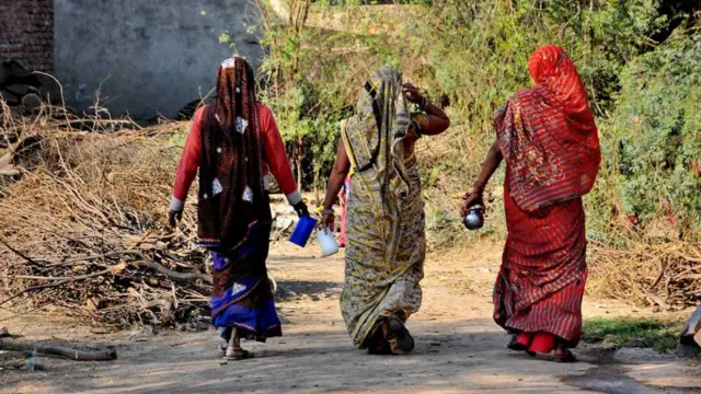 গ্রামাঞ্চলে নারীরা প্রকাশ্যে টয়লেট ব্যবহারের জন্য যাচ্ছেন