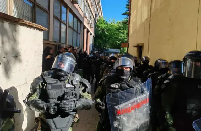Pripadnici žandarmerije ispred suda u Novom Sadu