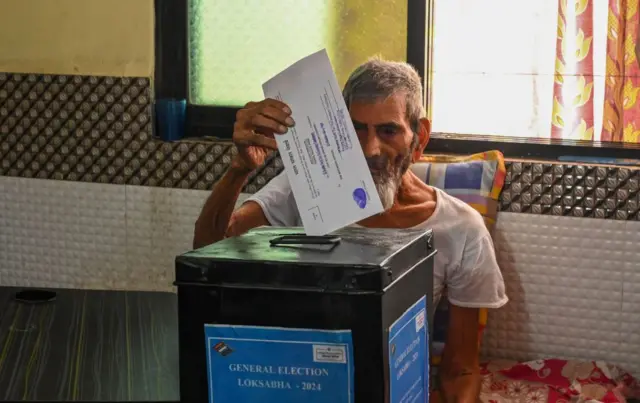 মুম্বাইতে নিজের বাড়িতে বসেই ভোট দিচ্ছেণ একজন প্রবীণ নাগরিক