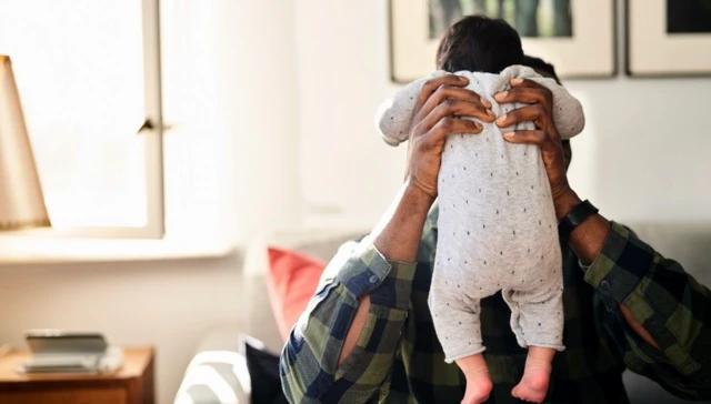 Çocuğunu kaldıran bir baba