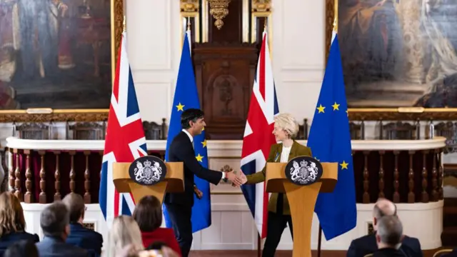 O premiê britânico, Rishi Sunak, e a presidente da Comissão Europeia, Ursula von der Leyen, durante apresentação de acordo