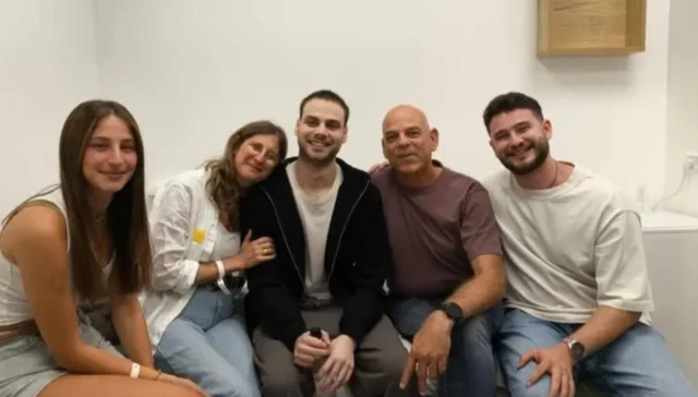 Família junto de refém libertado em Israel