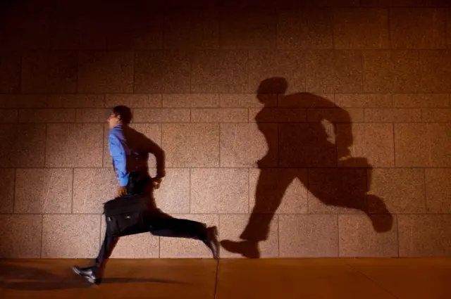 15 मार्चला आरोपी समुद्रेनं बँक कर्मचाऱ्याचा पाठलाग करत मारवाडी चौकात त्याला गाठलं.