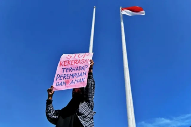 Seorang perempuan dalam aksi protes menentang kekerasan seksual di Banda Aceh pada 23 Desember 2021
