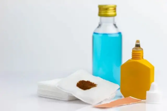 ਪੱਟੀ ਅਤੇ ਕੋਲ ਪਈ ਪੀਲ਼ੇ ਰੰਗ ਦੀ ਸ਼ੀਸ਼ੀ