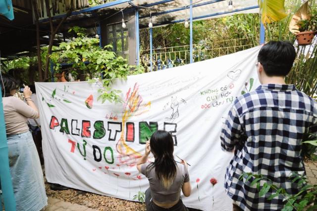 Một số hoạt động vẽ dưa hấu - biểu tượng của Palestine tại TP HCM do các bạn trẻ tự khởi phát