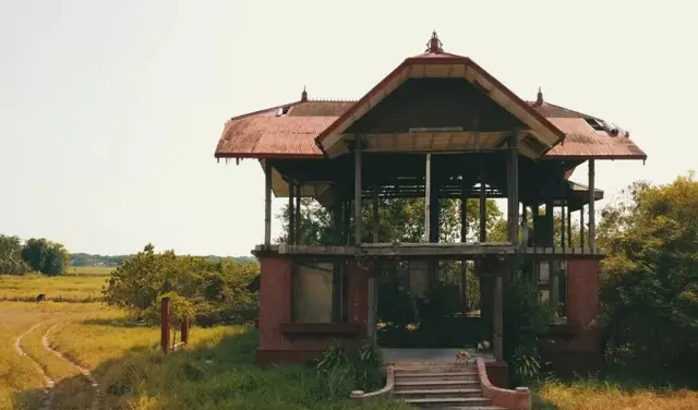 البيت الأحمر وسط حقل