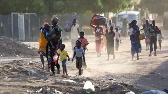 খার্তুম ছেড়ে পালাচ্ছে মানুষ।