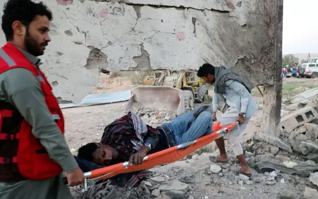 Члены Красного Креста Йемена спасают выживших после, как утверждают хуситы, авиаудара США, 28 апреля 2025 года. Фото предоставленно Getty Images медиа-центром хуситов.