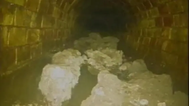 Fragmentos de um 'iceberg' de gordura encontrado nos esgotos de Londres em 2025