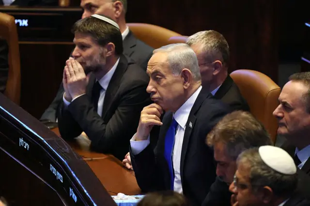 इसराइली संसद कनेसेट में पीएम नरेंद्र को सुनते इसराइल के प्रधानमंत्री बिन्यामिन नेतन्याहू