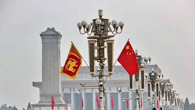 අග්‍රාමාත්‍ය දිනේෂ් ගුණවර්ධනගේ චීන සංචාරය අතරතුර බීජිං අගනුවර ශ්‍රී ලංකාවේ සහ චීනයේ ජාතික ධජ ප්‍රදර්ශනය කර තිබූ අයුරු