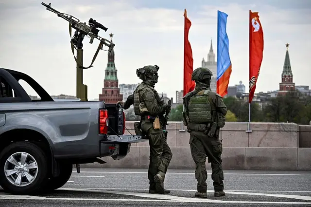 солдаты охраняют позиции в центре Москвы
