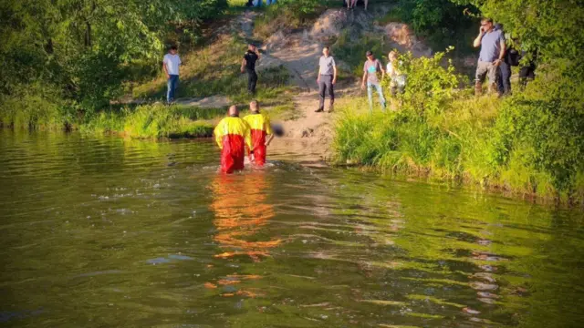 Тіло хлопчика рятувальники виносять із води