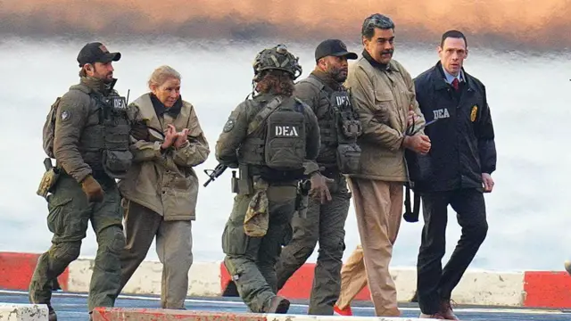 वेनेज़ुएला से पकड़कर लाए गए निकोलस मादुरो और उनकी पत्नी सिलिया फ्लोरेस को हथकड़ियों में अमेरिका की अदालत में पेश किया गया