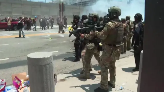 Bombas e guardas sao vistos em rua de Los Angeles durante protesto