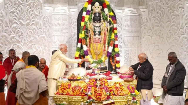 अयोध्या के राम मंदिर में भगवान राम की पूजा करते प्रधानमंत्री नरेंद्र मोदी और आरएसएस प्रमुख मोहन भागवन