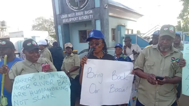 Awọn osisẹ lọkunrin ati lobinrin n fi ẹhonu han, wọn gbe ọpọ akọle lọwọ