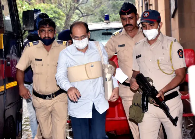 सचिन वाझेंना रुग्णालयातून घेऊन जाताना पोलीस