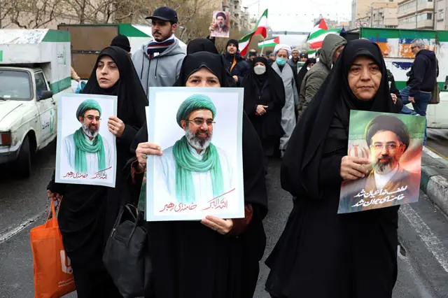 жене носе слике са ликом Моџтабе Хамнеија