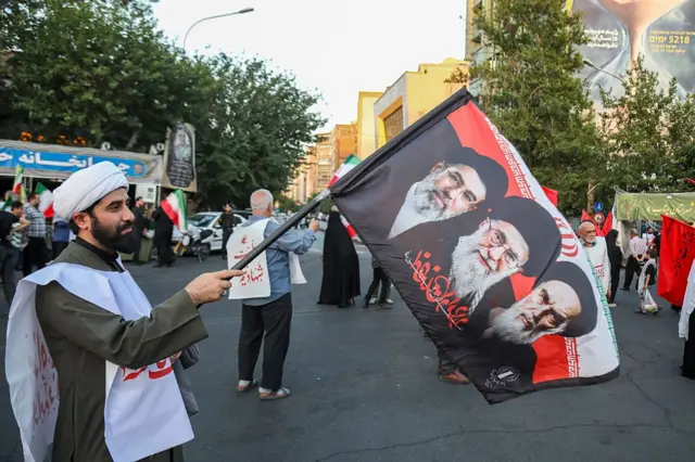 تجمع مخالفان توافق با آمریکا در تهران و مشهد؛‌ «قالیباف، عراقچی، پس خون رهبرم چی؟»