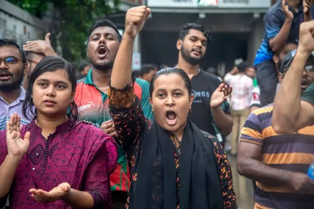 स्थानीय विद्यार्थीहरूलाई होस्टलबाहिर पठाइएको छ