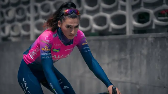 دختر دوچرخه سوار