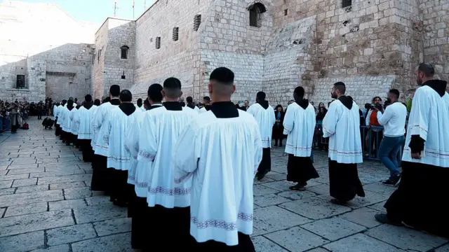 Люди посещают рождественское мероприятие, которое в течение последних двух лет было ограничено из-за израильских атак на Газу, в церкви Рождества Христова после заключения соглашения о прекращении огня в Вифлееме.