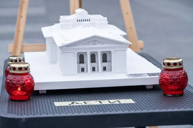 Модель театра с красными лампадками по углам