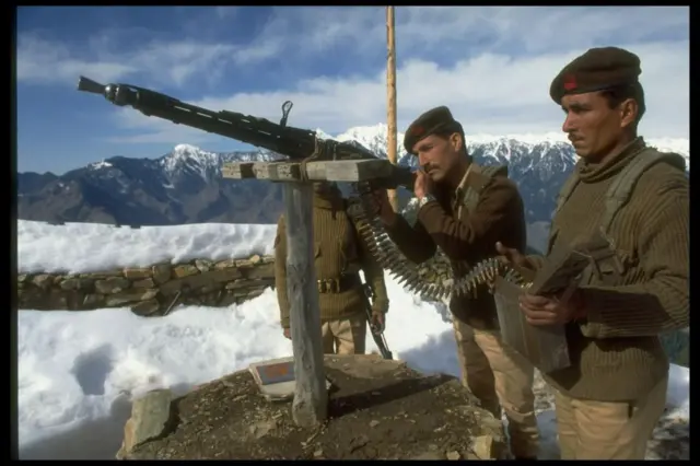 सांकेतिक तस्वीर- सीमा पर मुस्तैद भारतीय सेना के जवान