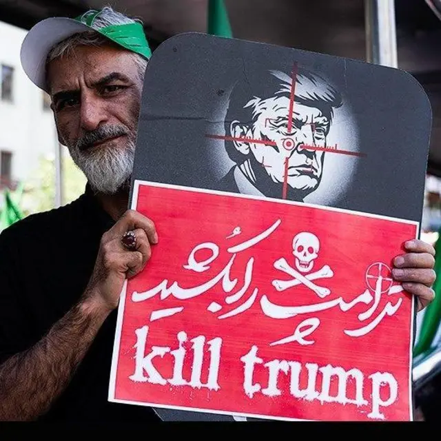 در جریان مراسم تشییع علی خامنهای برخی از حاضران با در دست داشتن پلاکاردهایی علیه رئیس جمهور آمریکا شعار دادند