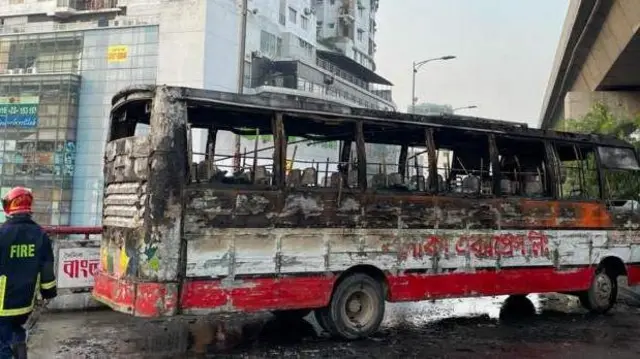 শনিবার বিকালে ঢাকায় একটি বাসে আগুন দেয়া হয়। ২০১৪-১৫ সালে হরতালের সময়ে বহু যানবাহনে আগুন দেয়ার ঘটনা ঘটেছিলো।