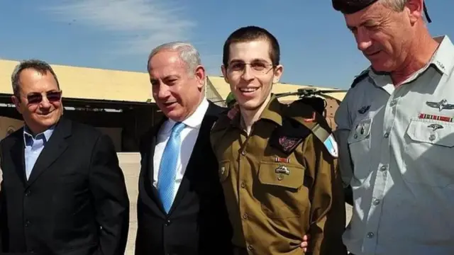 جيلعاد شاليط وبنيامين نتنياهو وإيهود باراك وبيني غانتس