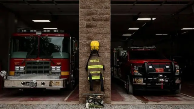 Uma roupa de bombeiros com o nome da vítima é exibido