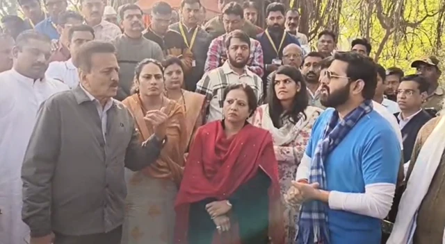 प्रदेश सरकार में मंत्री गिरीश महाजन ने भी घटनास्थल का दौरा किया और पर्यावरणविदों से बातचीत की.