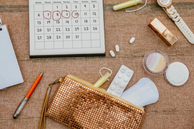 itens da bolsacassino ganhe no cadastrouma mulher, incluindo absorventes