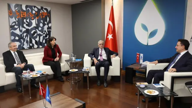 Sırrı Süreyya Önder, Pervin Buldan ve Ahmet Türk'ten oluşan DEM Parti heyeti DEVA Partisi Genel Başkanı Ali Babacan ile makam odasında otururken