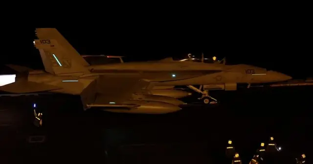 Avión de combate estadounidense de noche