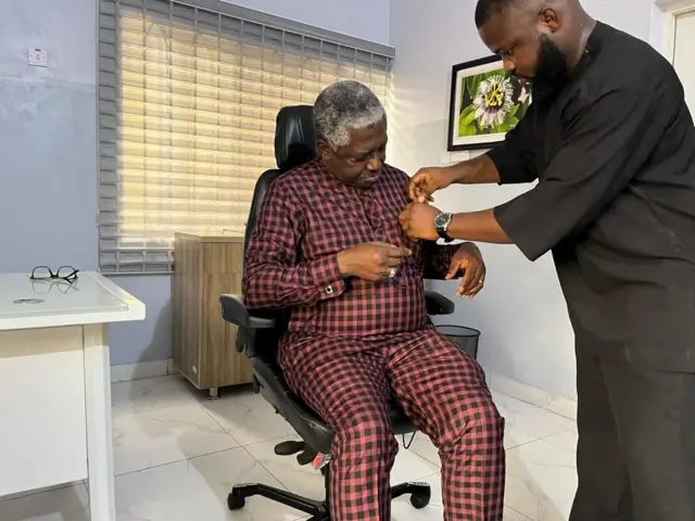 Dọkịta David Oke bụ Dọkịta na-ahụ maka obi